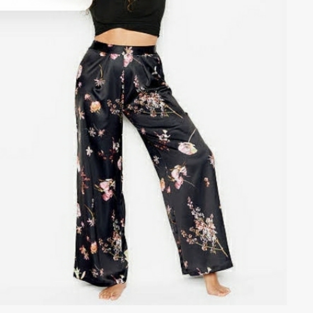 NWT Victoria's Secret wide-leg with floral designs, Size S